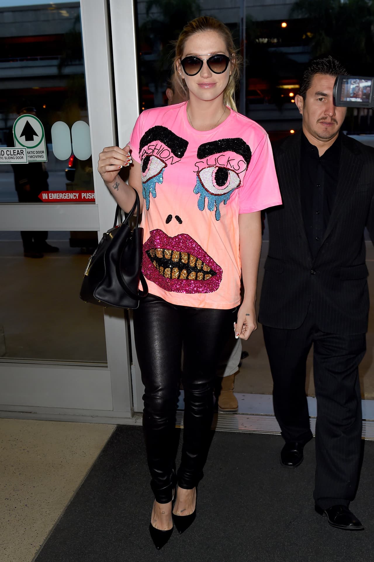 Kesha prefiere ser súper minimalista y escoge estampados loquísimos que le den vida a su estilo sin sacrificar su color favorito.