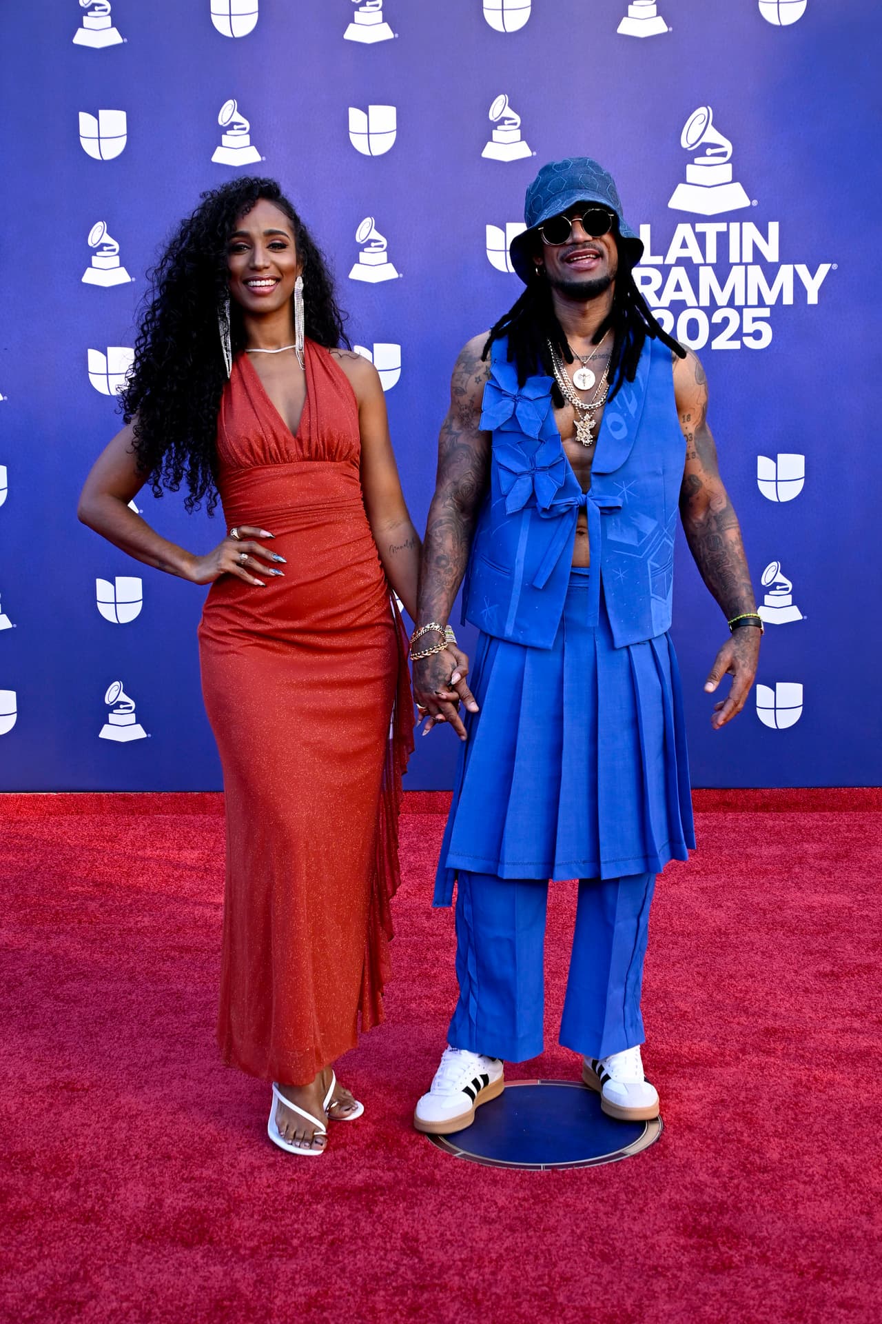 <b>El cantante Vakeró</b> y su esposa Yannely Medina acapararon las miradas con sus originales atuendos.
<br>