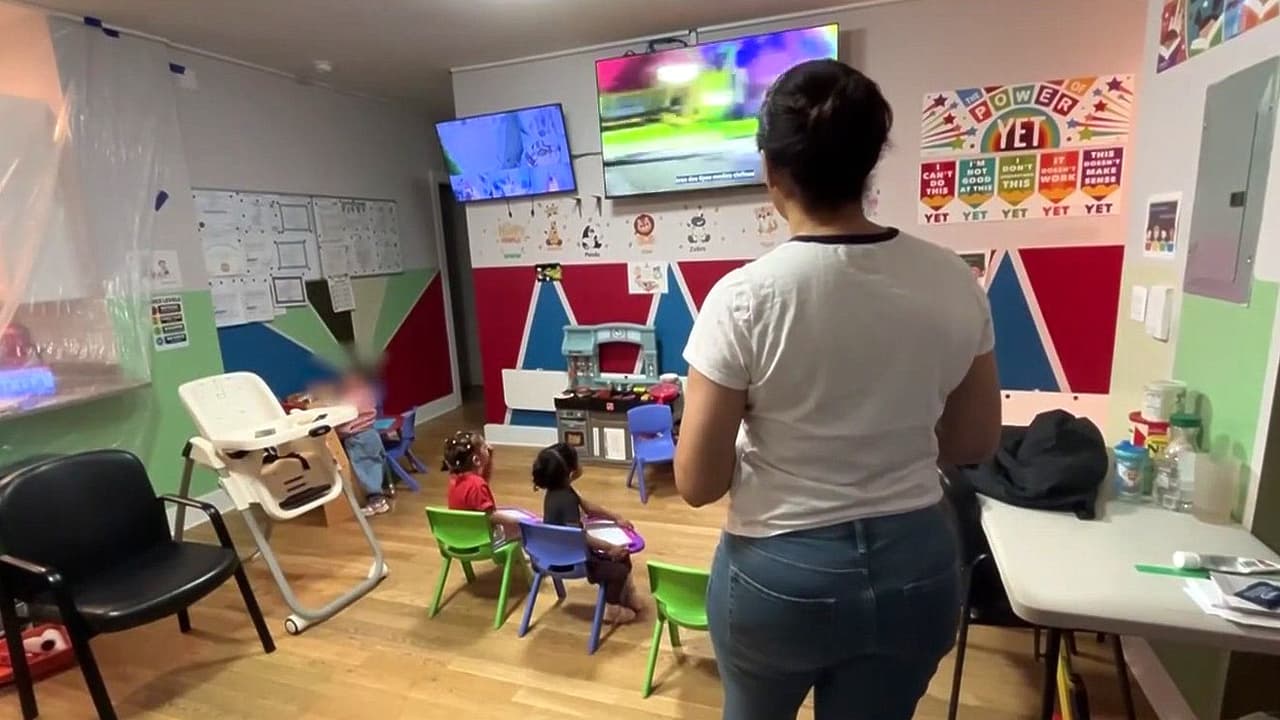 Cuidado infantil y costo de vida ‘sofocan’ las finanzas de familias latinas en EEUU
