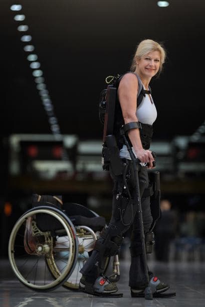 Ahora ella puede caminar gracias a un esqueleto robótico, que es resultado de una impresora de 3D, algo que hace 20 años nadie hubiera siquiera imaginado.