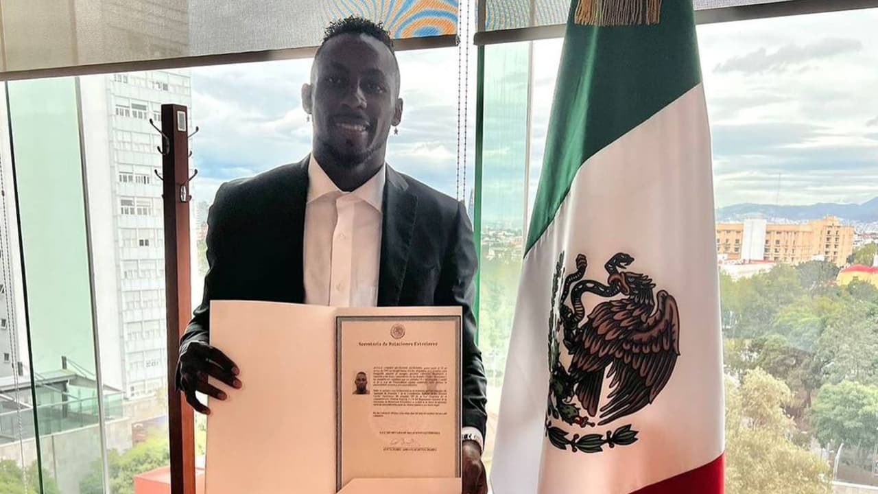 Julián Quiñones recibió carta de naturalización y podrá ser llamado por el Tri