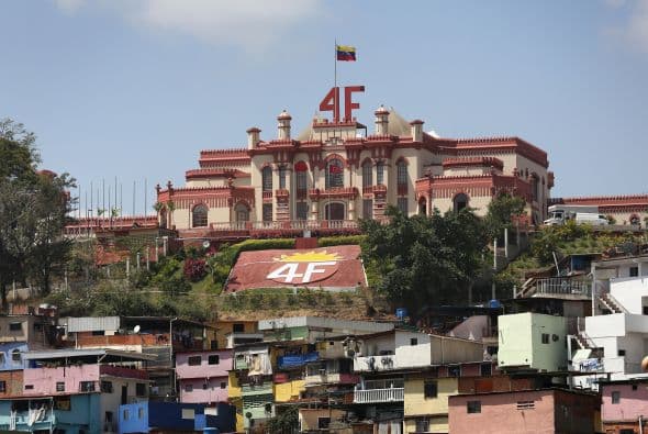 A un año de la muerte de Hugo Chávez, el mundo lo recuerda con monumentos, souvenirs y hasta cultos religiosos.