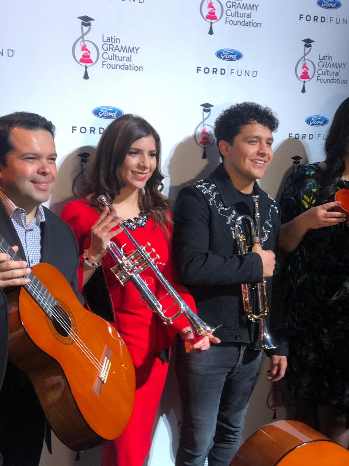 Latin GRAMMY
<sup>®</sup>En Las Escuelas es un programa educativo que informa y conecta a estudiantes de música con profesionales de la industria de la música latina, y brinda su apoyo a los departamentos de instituciones educativas con limitaciones financieras.
<br>
