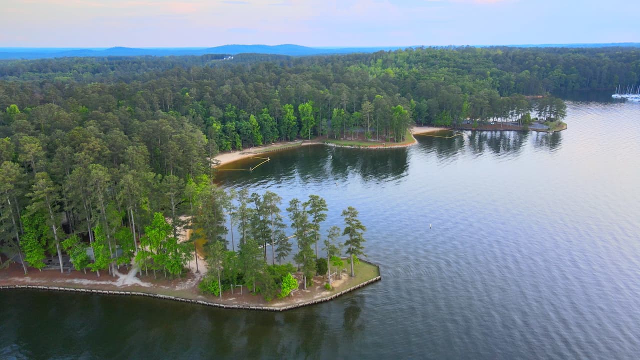 Es un destino muy popular para la pesca y los deportes acuáticos.