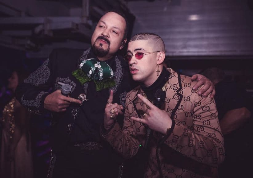 Lo que sí hizo el cantante mexicano fue tomarse una selfie junto a
<a href="https://www.univision.com/especiales/premio-lo-nuestro/madre-mia-como-te-lo-tenga-que-pagar-no-cobro-en-un-ano-el-momento-ups-de-borja-voces-con-bad-bunny-video"><b> Bad Bunny</b></a>.