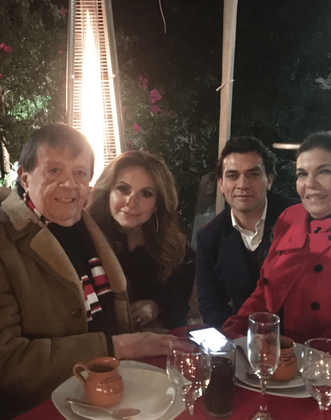 Otros de los famosos que no perdieron la oportunidad de tener un recuerdo de la gran velada fueron Jorge Salinas y su esposa Elizabeth Álvarez, quienes estaban contentos por la plática que tuvieron con 'Chabelo'.