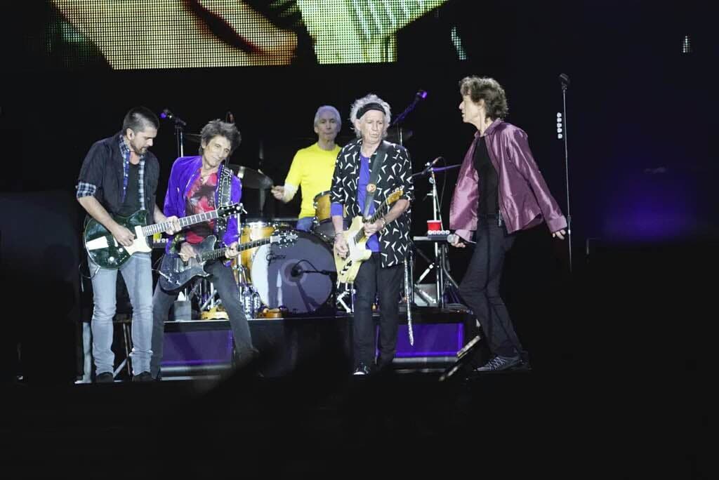 5 reasons the Rolling Stones invited Juanes up on stage in Colombia