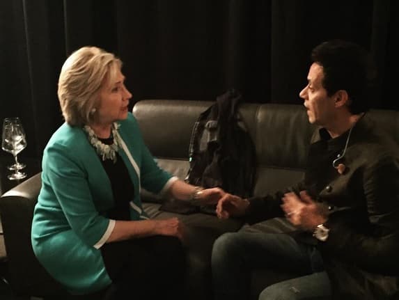 Marc platicó con ella unos minutos tras bambalinas y lo invitó a ser parte del proyecto Hillary for Latinos, el cual comprende una campaña para asegurar el voto de la comunidad latina.