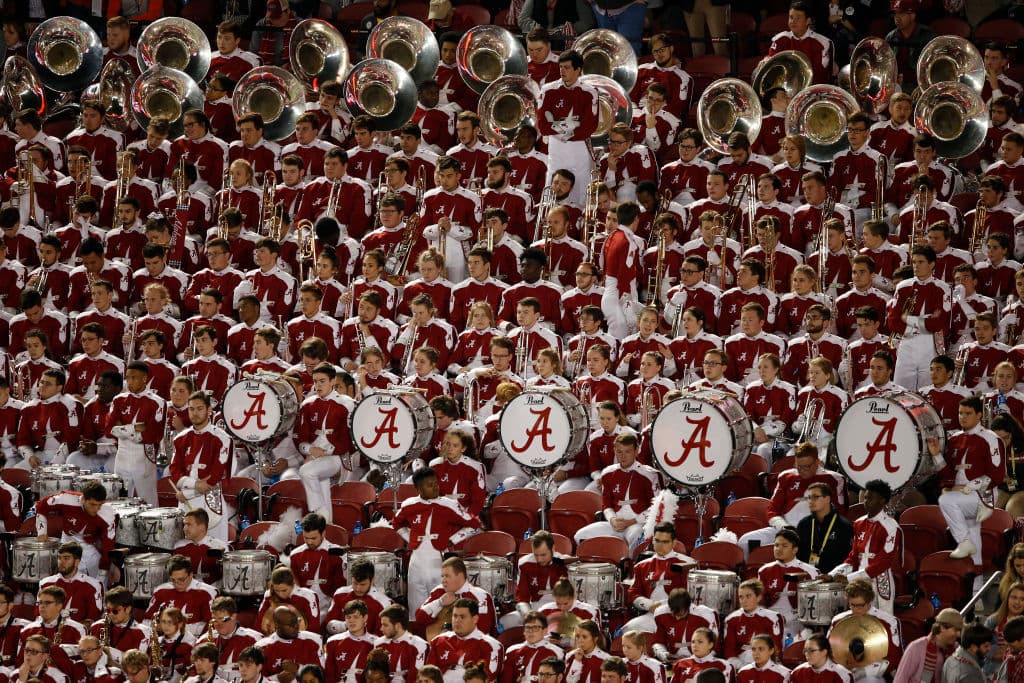 Empero, la marching band seguía tocando las notas de la fight song del legendario Crimson Tide para por lo menos ponerle un poco de orgullo.