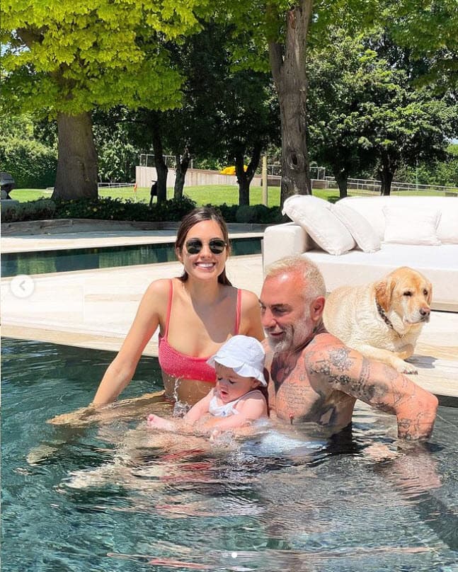 La modelo y actriz asegura que ambos están experimentando la paternidad juntos: "Está disfrutando cada momento con nuestra hija, que es muy hermoso, y soy muy afortunada que el padre de mi hija la ama y aprecia tanto como yo".
<br>