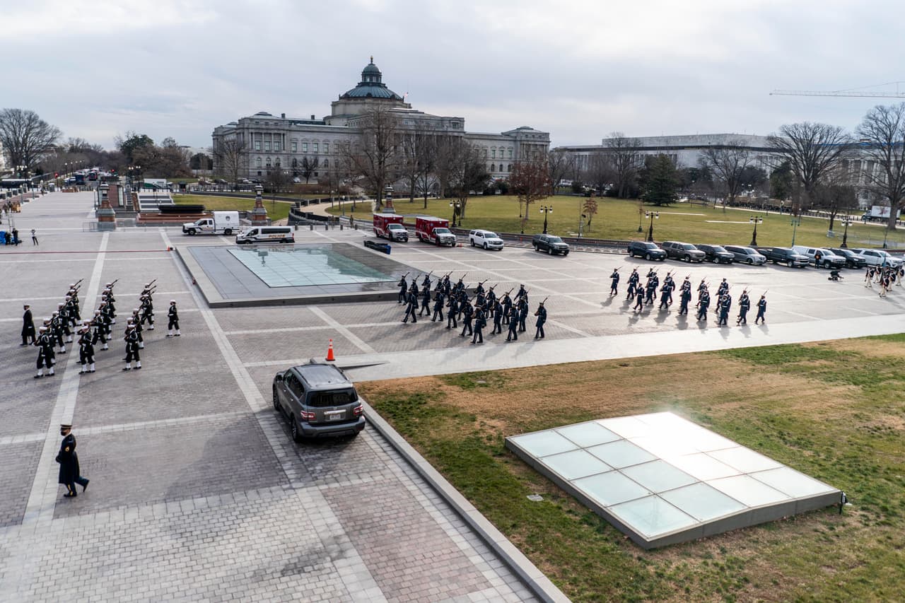 El ensayo del desfile bajo las fuertes medidas de seguridad del centro de Washington DC. 
<a href="https://www.univision.com/temas/donald-trump"><u>Donald Trump</u></a> no asistirá a la toma de posesión, lo que Biden calificó de “una buena decisión”. Sí asistirán el vicepresidente Mike Pence y su esposa.