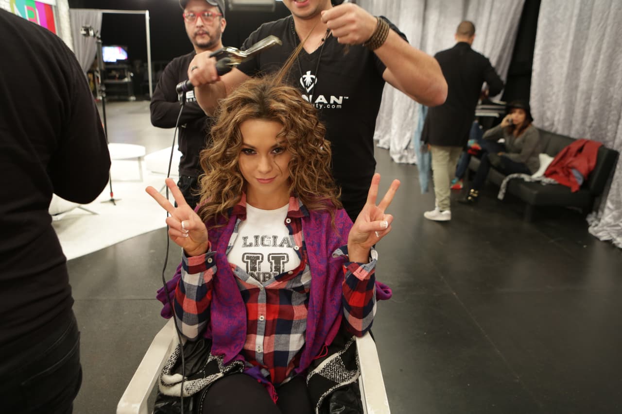 Nerviosas, traviesas y muy risueñas se mostraron las chicas tras bambalinas.