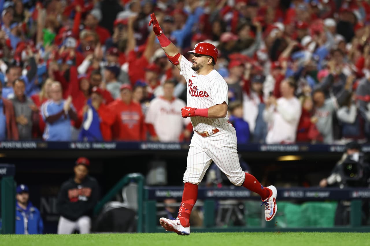 9:54p.m.- Kyle Schwarber conecta su segundo jonrón de la noche. Phillies lideran 3-0.