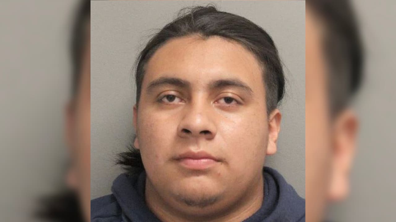 Alejandro Chovon, de 19 años fue detenido y encarcelado bajo sospecha de conducir ebrio y se le impuso una fianza de $100.