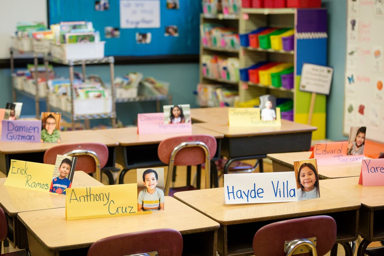 En una jornada de orientación, Contreras imprimió las fotos que tomó de los estudiantes y puso una en cada escritorio.