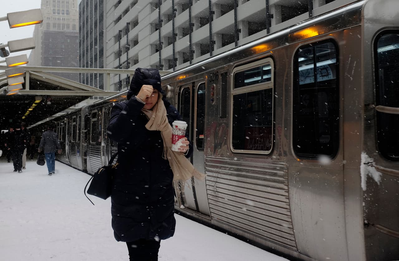 La Ciudad de los Vientos se pintó de blanco este viernes con la primera nevada del año que dejó un poco de acumulación en las calles y nos regaló fotos que parecen salidas de una postal.