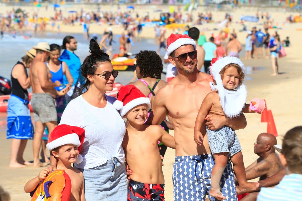 En Australia ya es 25 de diciembre y los residentes llenaron muchas de sus playas, como esta familia que acudió a celebrar en Bondi Beach. Diciembre es uno de los meses más calientes del año, por lo que tradicionalmente las fiestas se pasan en la calle y al aire libre.