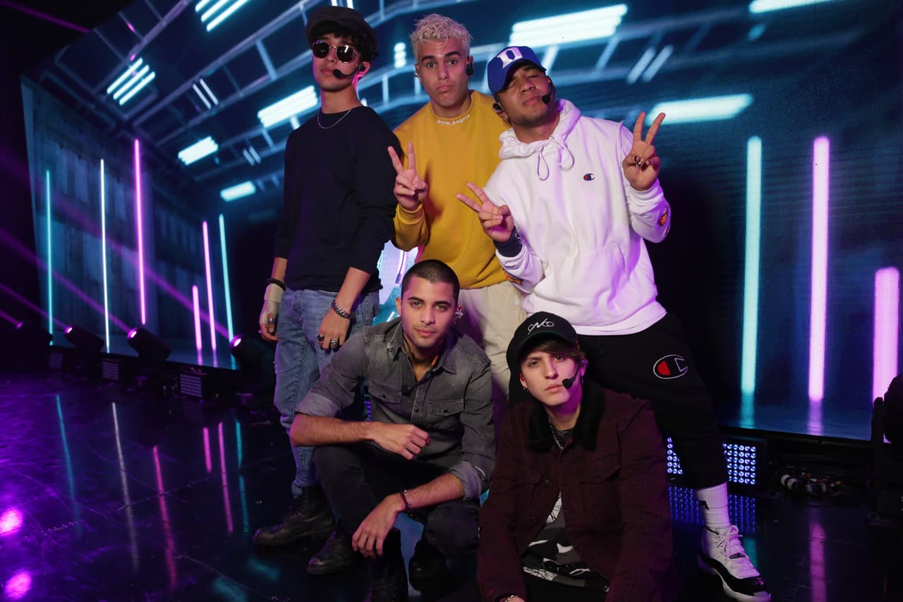 Los chicos de CNCO llegaron con jeans, sudaderas y camisetas. Además de ser presentadores de la premiación, estrenarán ante las cámaras de televisión su tema 'De cero'.