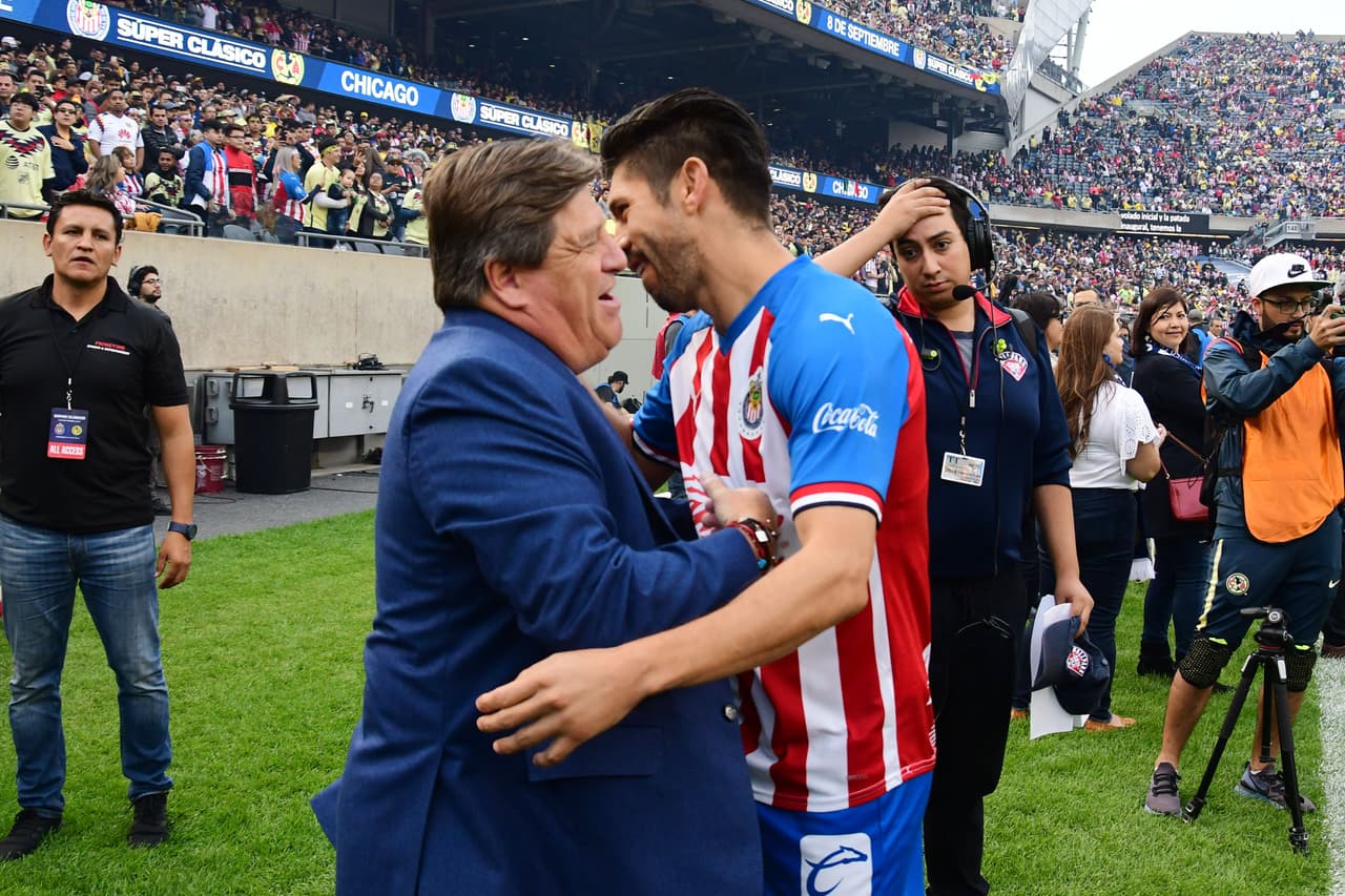 Miguel Herrera se reencuentra con Oribe Peralta, ídolo y goleador del América que ahora juega para Chivas.