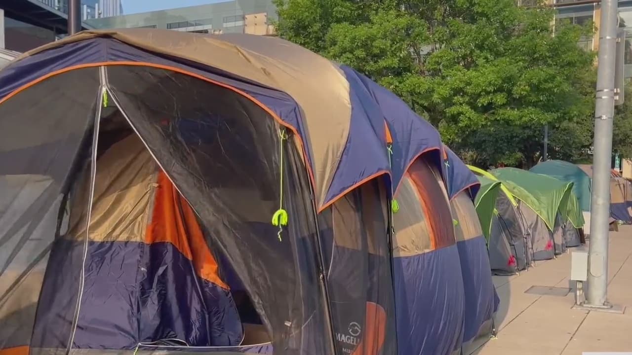 “No deben castigarte por ser pobre”: Protestan por medida que prohibiría a indigentes acampar en Austin