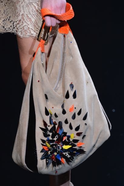 Busca uno de texturas ricas, como este modelo de gamuza de la colección primavera/verano 2015 de Loris Azzaro.