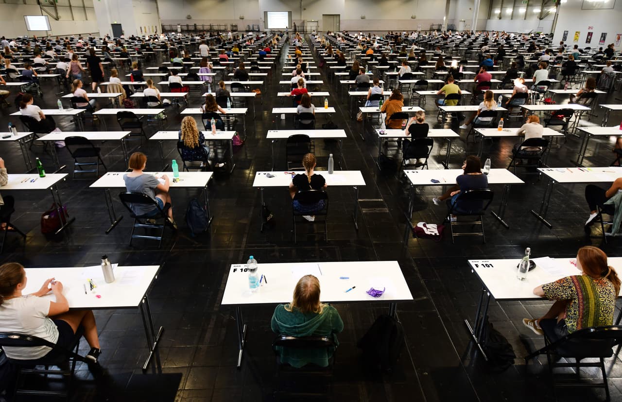 <b>Universidades y escuelas vocacionales:</b>
<h3 class="cms-H3-H3"> </h3>Los estudiantes de universidades regresarán a clases este otoño y pueden esperar nuevas medidas de prevención que incluyen distanciamiento social, estaciones de desinfección de manos, requisitos de mascarillas y monitoreo regular de los estudiantes para detectar síntomas de COVID-19.
<br>
<br>Las universidades al igual que todas las escuelas, están desarrollando políticas sobre el flujo de tráfico, la limpieza de espacios públicos y horarios escalonados para el uso de laboratorios, auditorios y otras instalaciones grupales.
<br>
<br>Las sesiones de grupos pequeños y las reuniones con los profesores también deberán cumplir con las pautas de distanciamiento social.