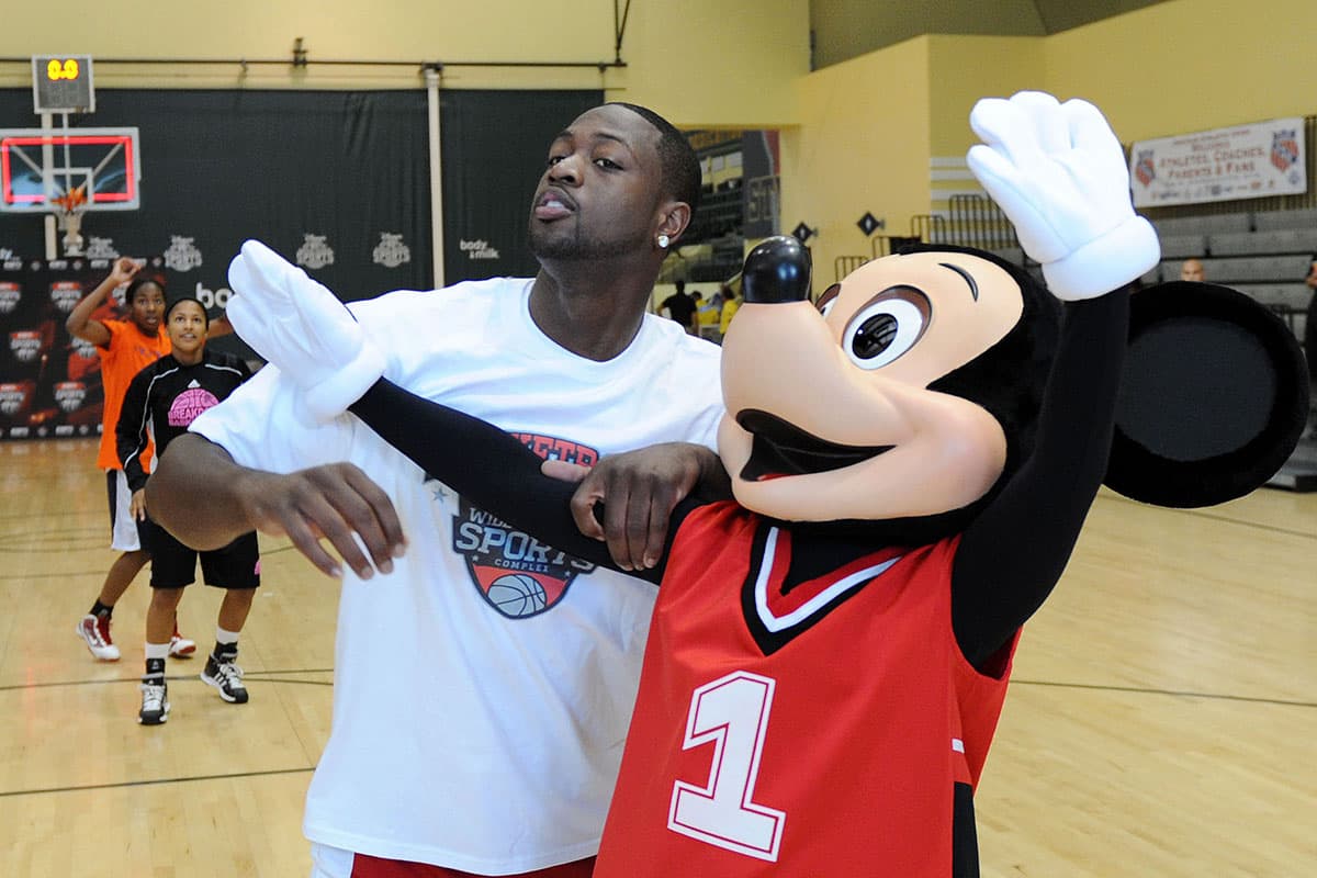 En el 2010 la estrella de la NBA Dwayne Wade compartió con los niños y con Mickey Mouse una buena sesión de baloncesto.