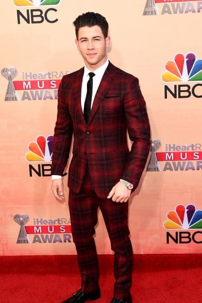 Nick Jonas llegó muy cuadriculado, pero guapísimo a la alfombra de los premios.
