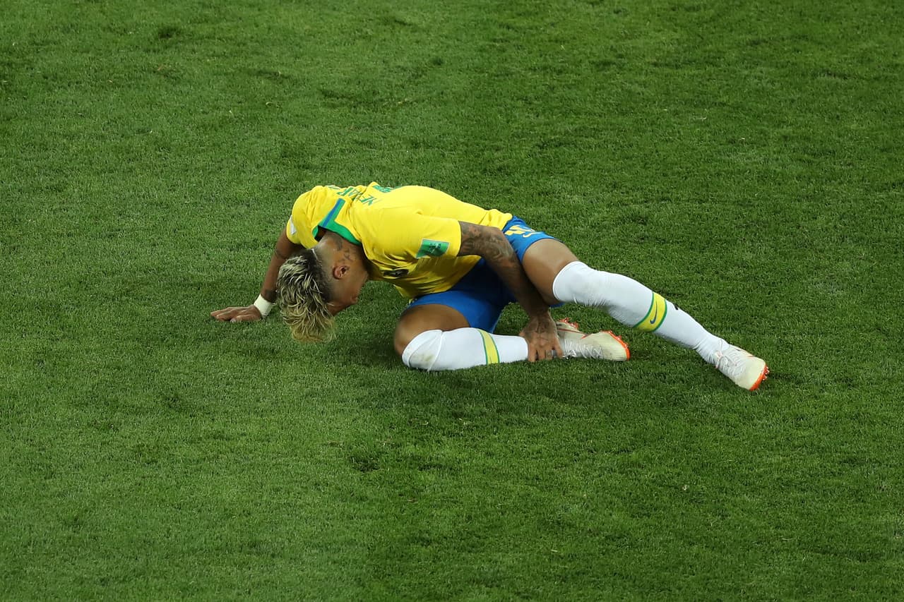 Esta imagen del brasileño tomándose el tobillo derecho después de una falta prendió las alarmas en Brasil.