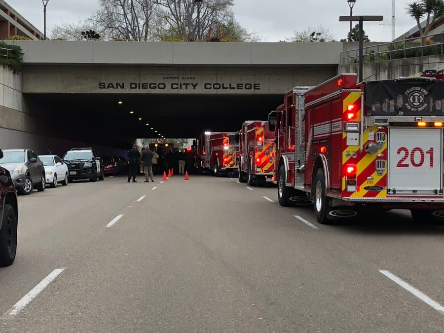 Escena del accidente en el que tres personas perdieron la vida en un puente de San Diego, California, la mañana del 15 de marzo de 2021.