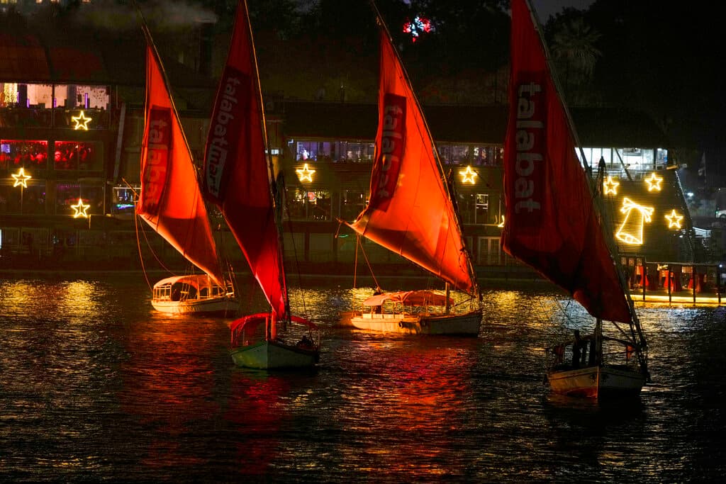 El público realiza excursiones en barco por el río Nilo pasando las decoraciones de Año Nuevo cuando comienzan las celebraciones en El Cairo, Egipto, el domingo 1 de enero de 2023.