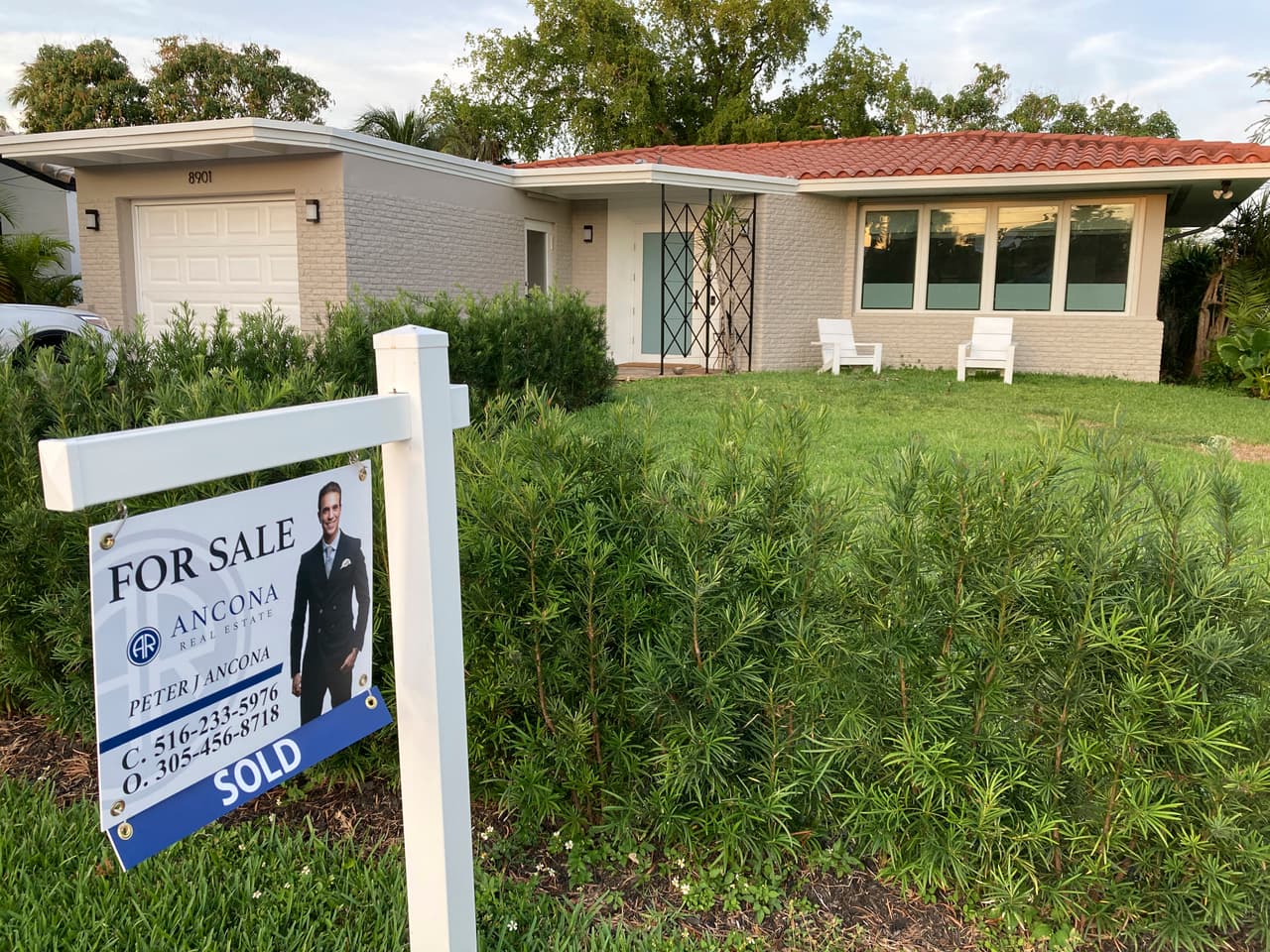 El precio de la vivienda es uno de los principales puntos de preocupación en la economía estadounidense. La demanda de casas, motivada en parte por las familias que decidieron mudarse aprovechando el trabajo en casa
<a href="https://www.univision.com/noticias/mundo/mercado-inmobiliario-impuestos-venta-casa">por la pandemia</a>, causó un sobreprecio en algunos mercados.
<br>
<br>Un estudio elaborado por la Universidad Florida Atlantic y la Universidad Florida International determinó 15 zonas metropolitanas en Estados Unidos donde el precio del mercado inmobiliario está sobrevalorado por un 50% o más. Estos son los resultados.
<br>