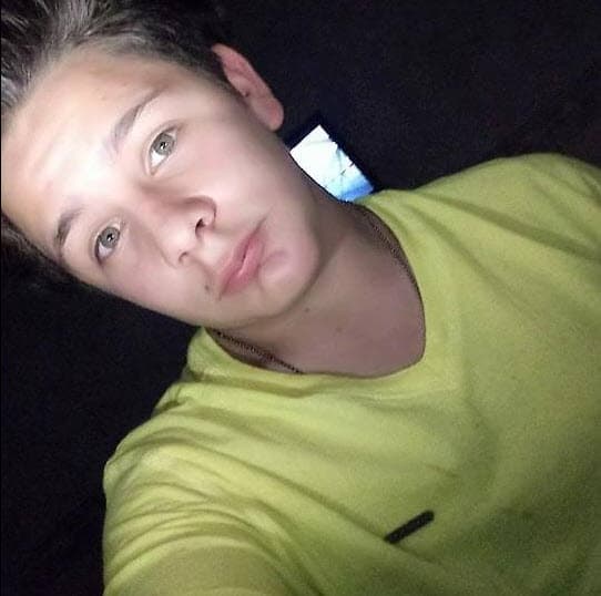 <b>Adrián</b> tiene un canal de YouTube en donde suele subir sus videos en los que muestra un poco de su vida, y en estos ha demostrado ser un muy buen DJ.