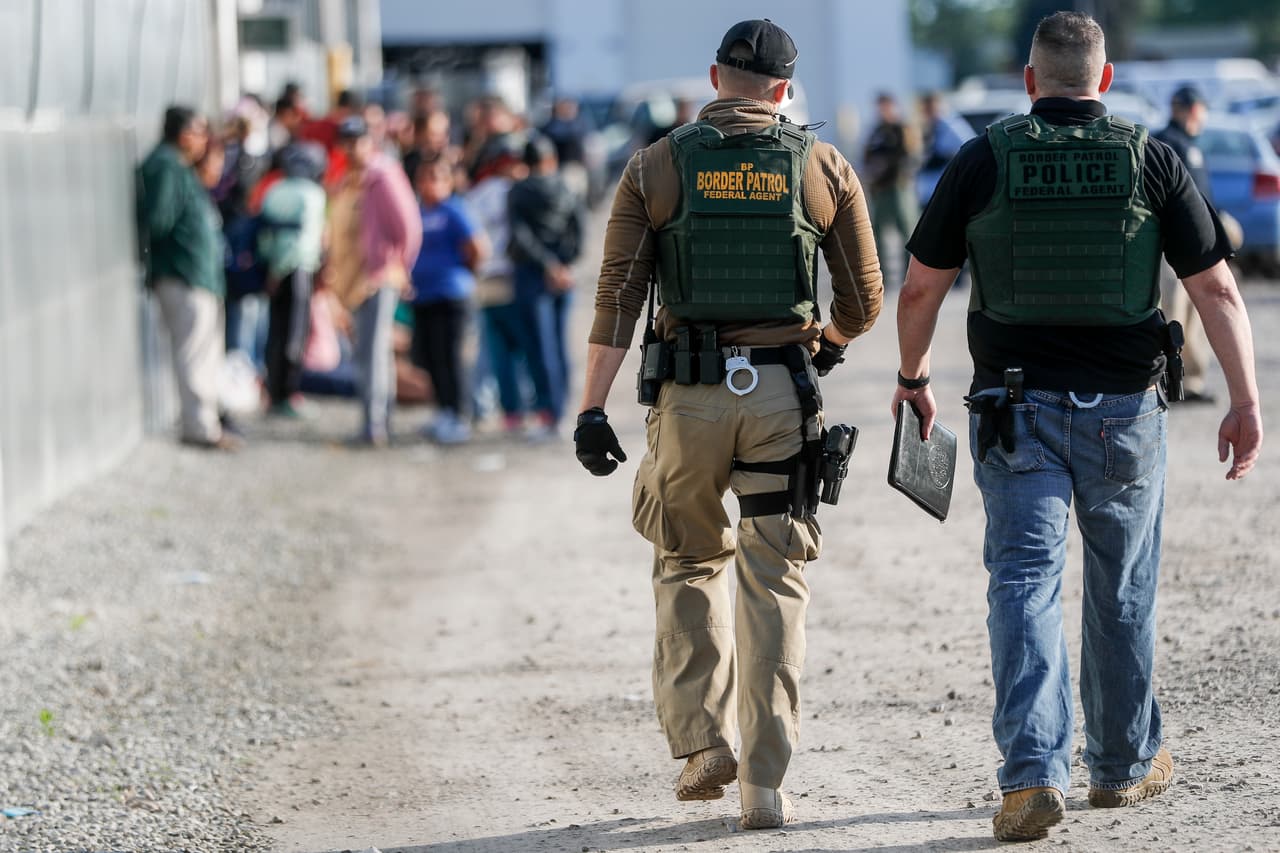 Encuesta de AP: mayoría quiere deportaciones, pero se opone a arrestos en escuelas e iglesias