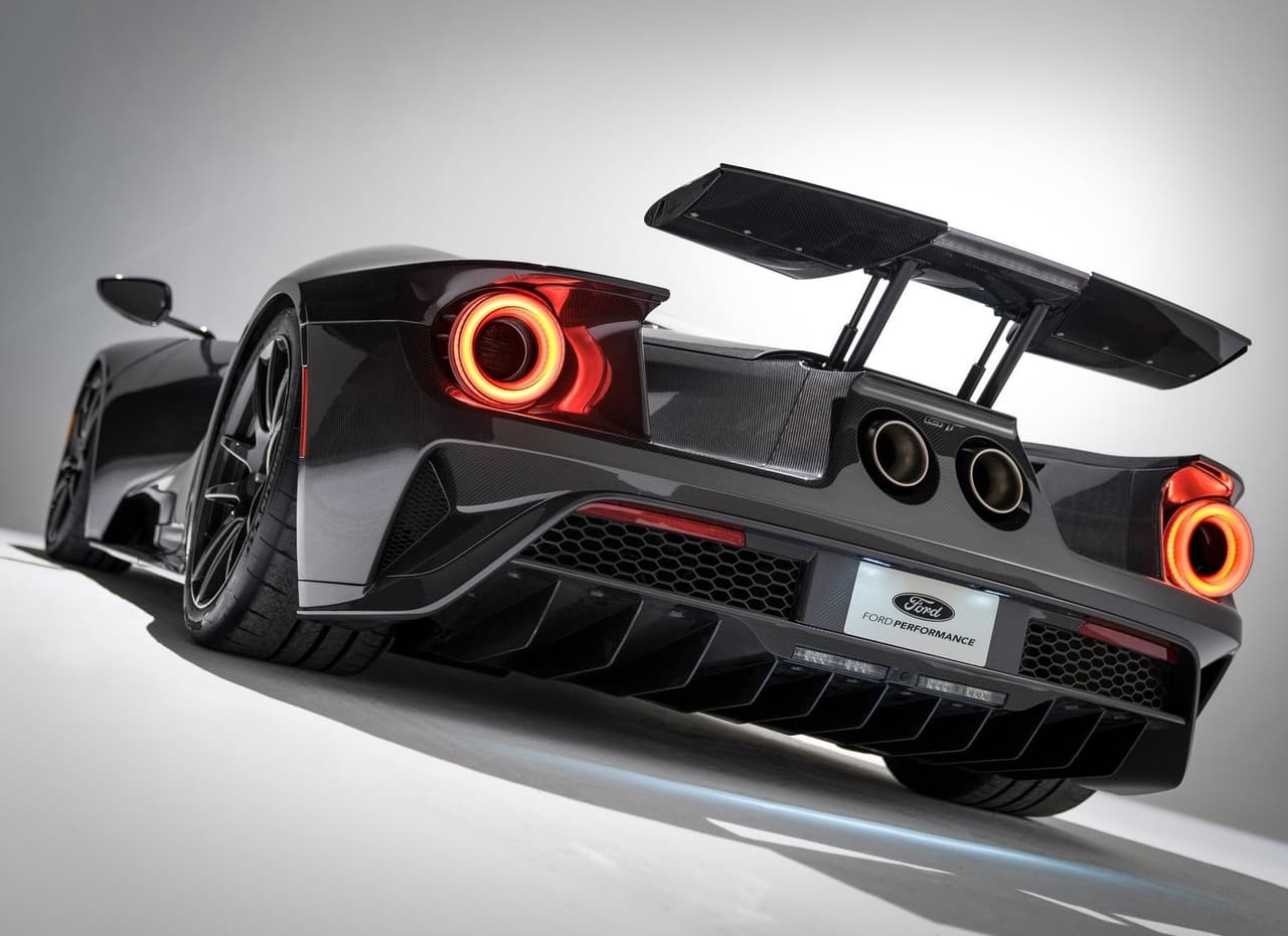 <b>Motor:</b> V6 de 3.5 litros doble turbo
<br>
<b>Transmisión:</b> Automática de 7 velocidades y doble embrague
<br>
<b>Potencia:</b> 660 HP
<br>
<b>Torque:</b> 550 lb-pie
<br>
<br>
<b>Precio:</b> 500,000 dólares