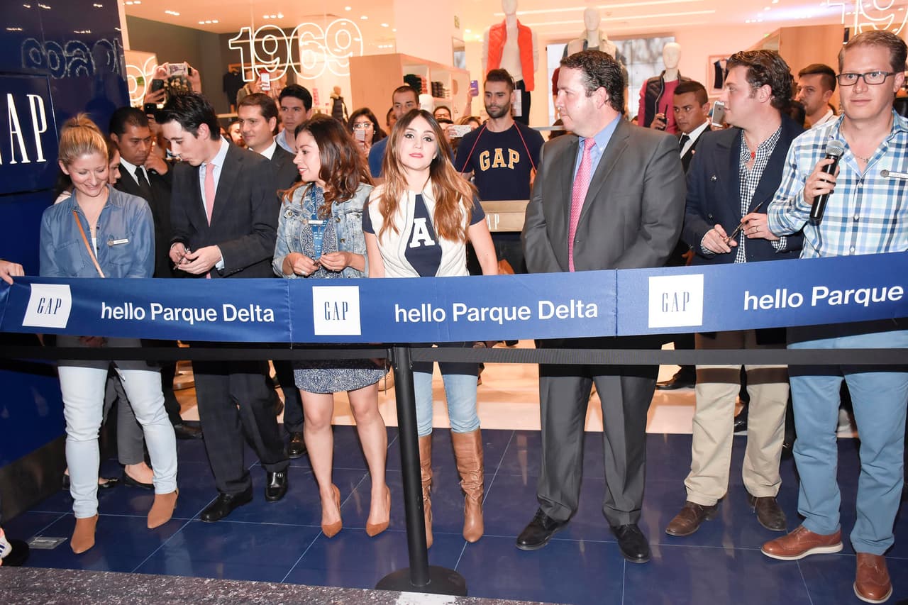 Dulce María estuvo en Plaza Delta, en México para ser parte de la inauguración de la tienda GAP.