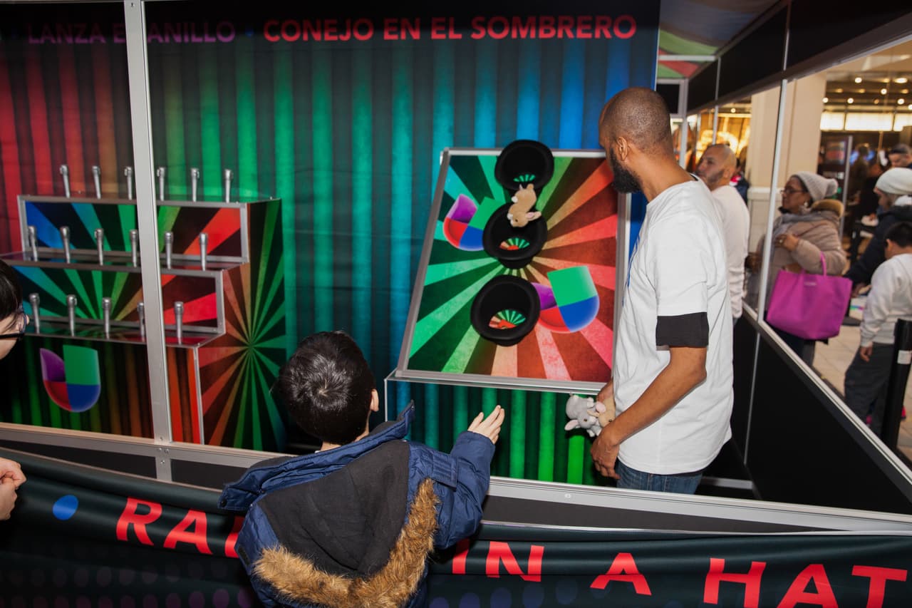 Este pequeño mostró su destreza en el juego conejo en el sombrero (Rabbit In A Hat).