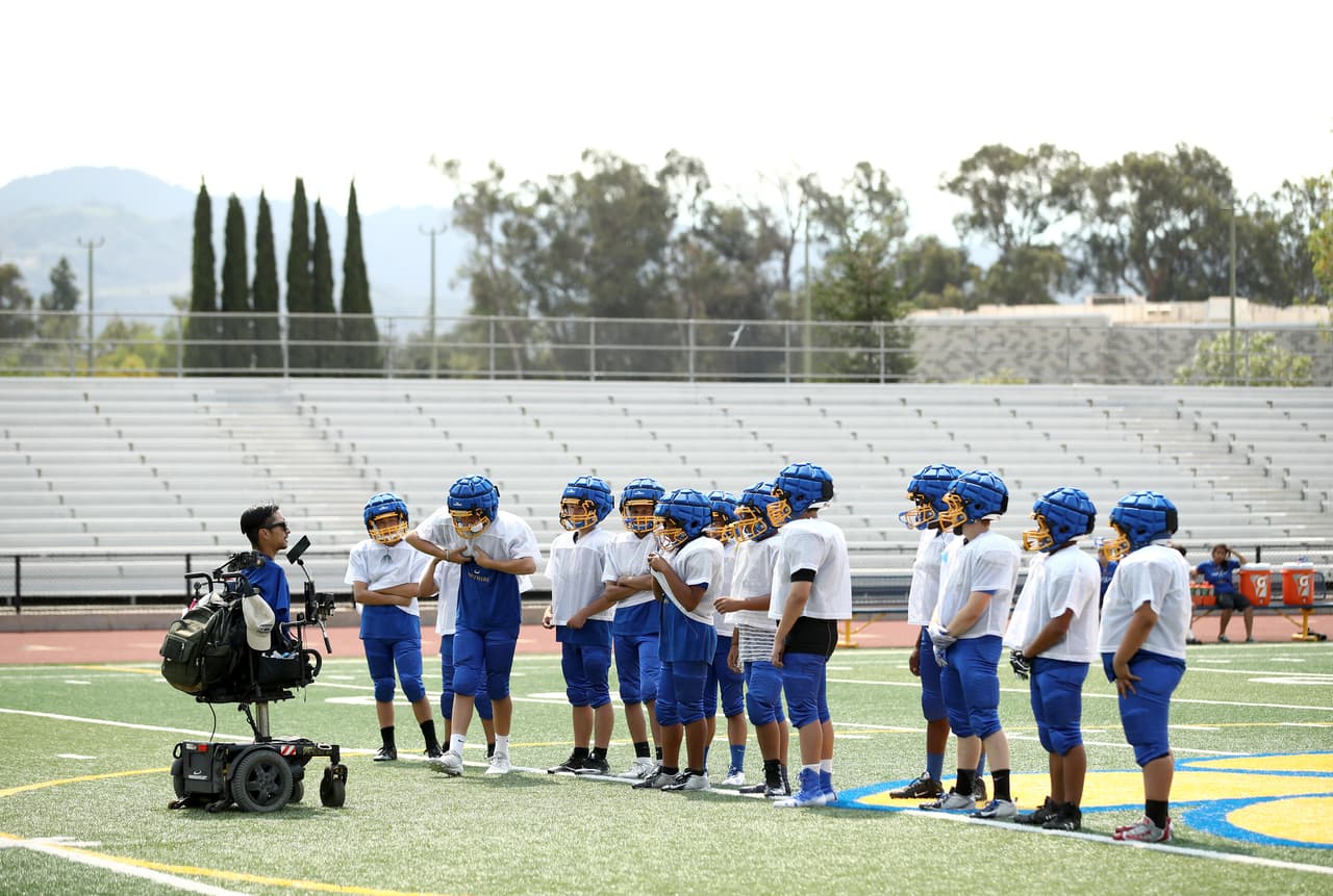 El entrenador, quien ahora tiene 30 años, vive con su amigo y cuidador, Mike McAvoy, en Gilroy, no lejos de donde creció.