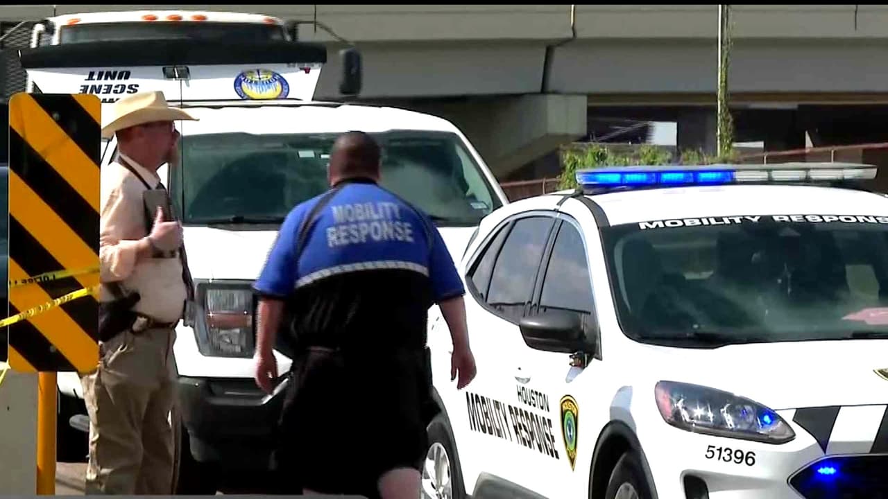 Hallan el cuerpo de un hombre afroamericano bajo un puente en Houston