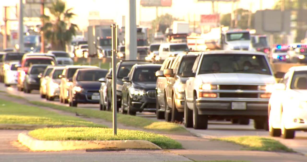 Fueron decenas de automóviles los que llegaron al lugar de la entrega.