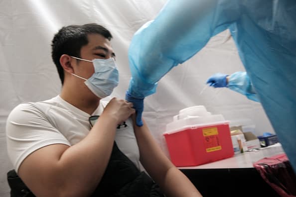 ¿Se justifica en algunos casos el saltarse la fila de la vacuna contra el covid-19?