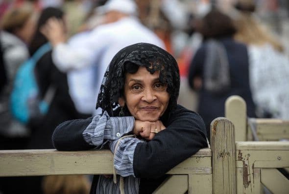 Esta peregrina también regala a la cámara una sonrisa, sin importar el cansancio que se ve en su rostro.