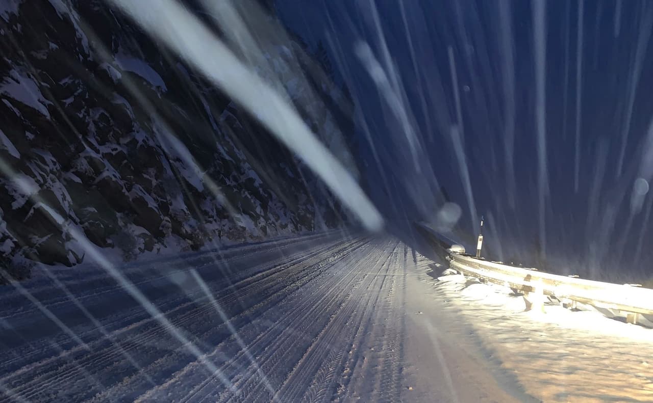 La Patrulla de Caminos de California está advirtiendo a los conductores estar atentos a la presencia de "hielo negro", pues vuelve las carreteras muy resbaladizas y es muy difícil de detectar a simple vista.