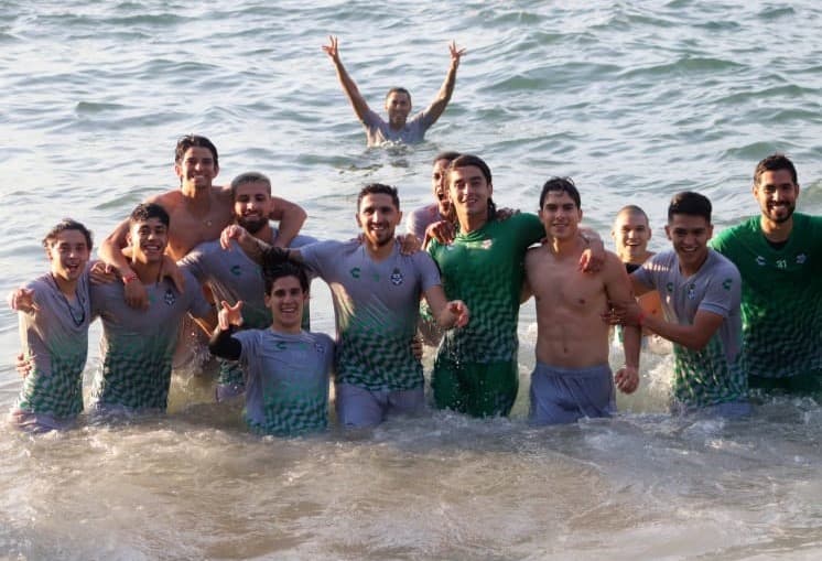 Santos comparte su sesión matutina y, ¿por qué no? Una refrescadita también.