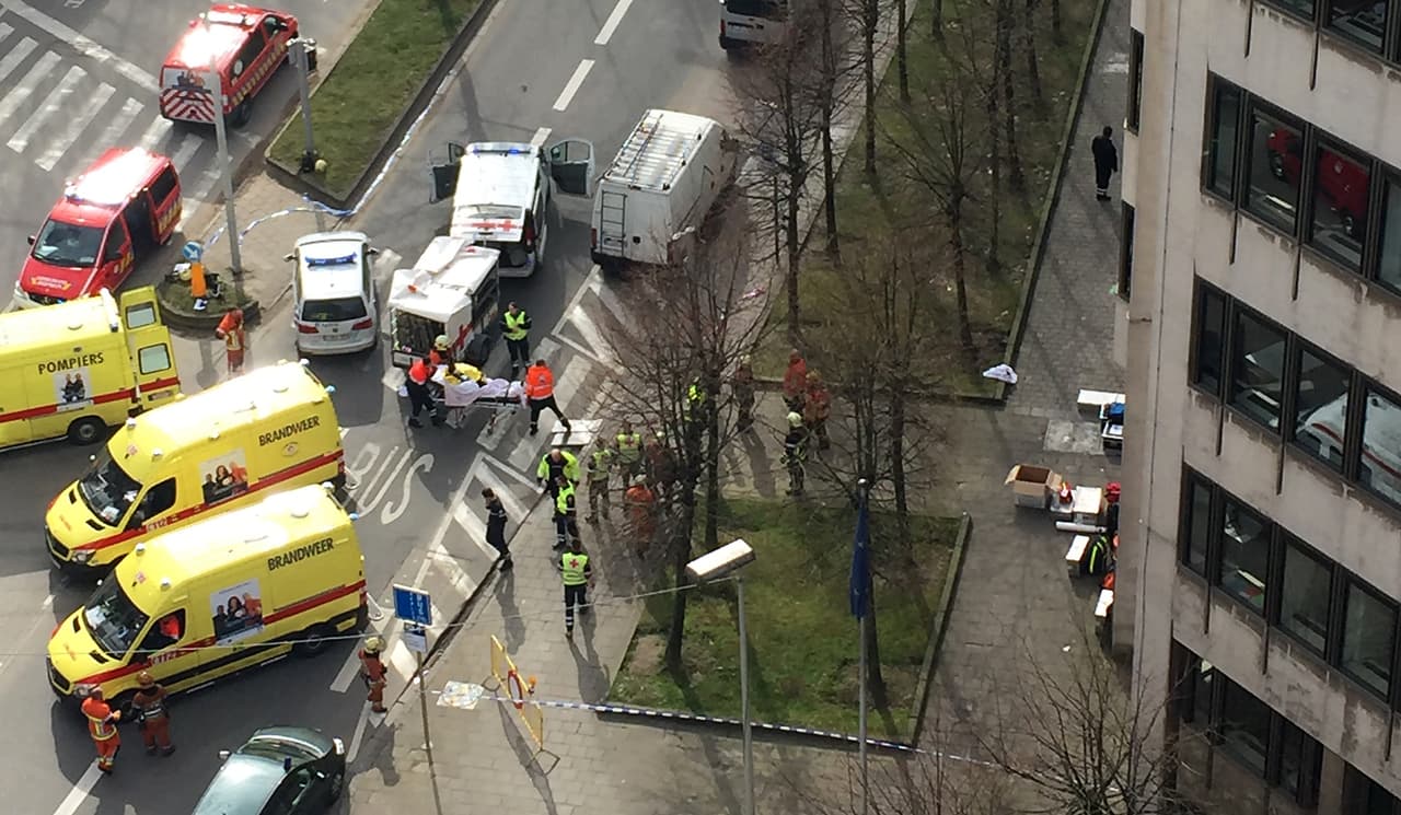 Equipos de rescate evacuan la estación de metro de Maalbeek. Foto de Getty Images.