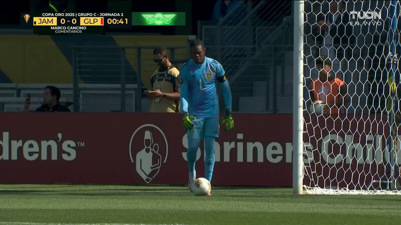 ¡TIRO ATAJADO! disparo por Leon Bailey.