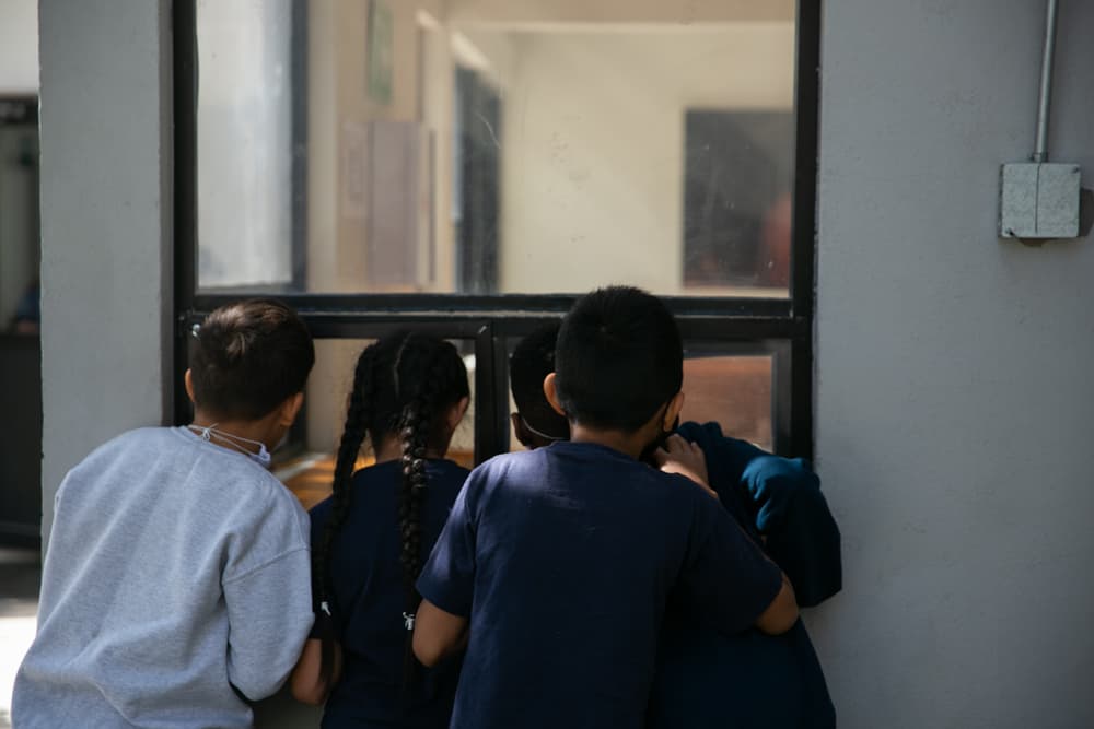 "Solo pienso en estar con mi mamá",  el sueño de dos niñas que viajaron solas a EEUU y fueron detenidas en México