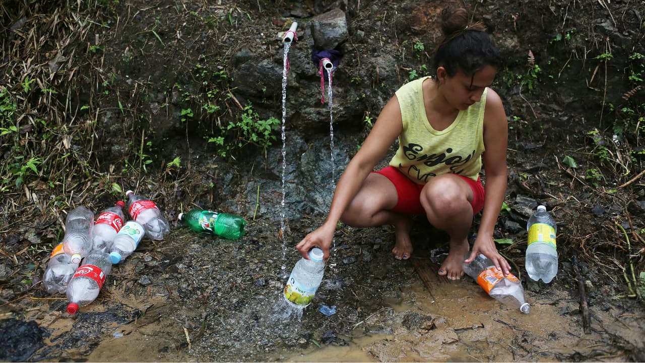 Miles de puertorriqueños toman agua contaminada y se bañan en ella por falta del servicio tras el paso del huracán María