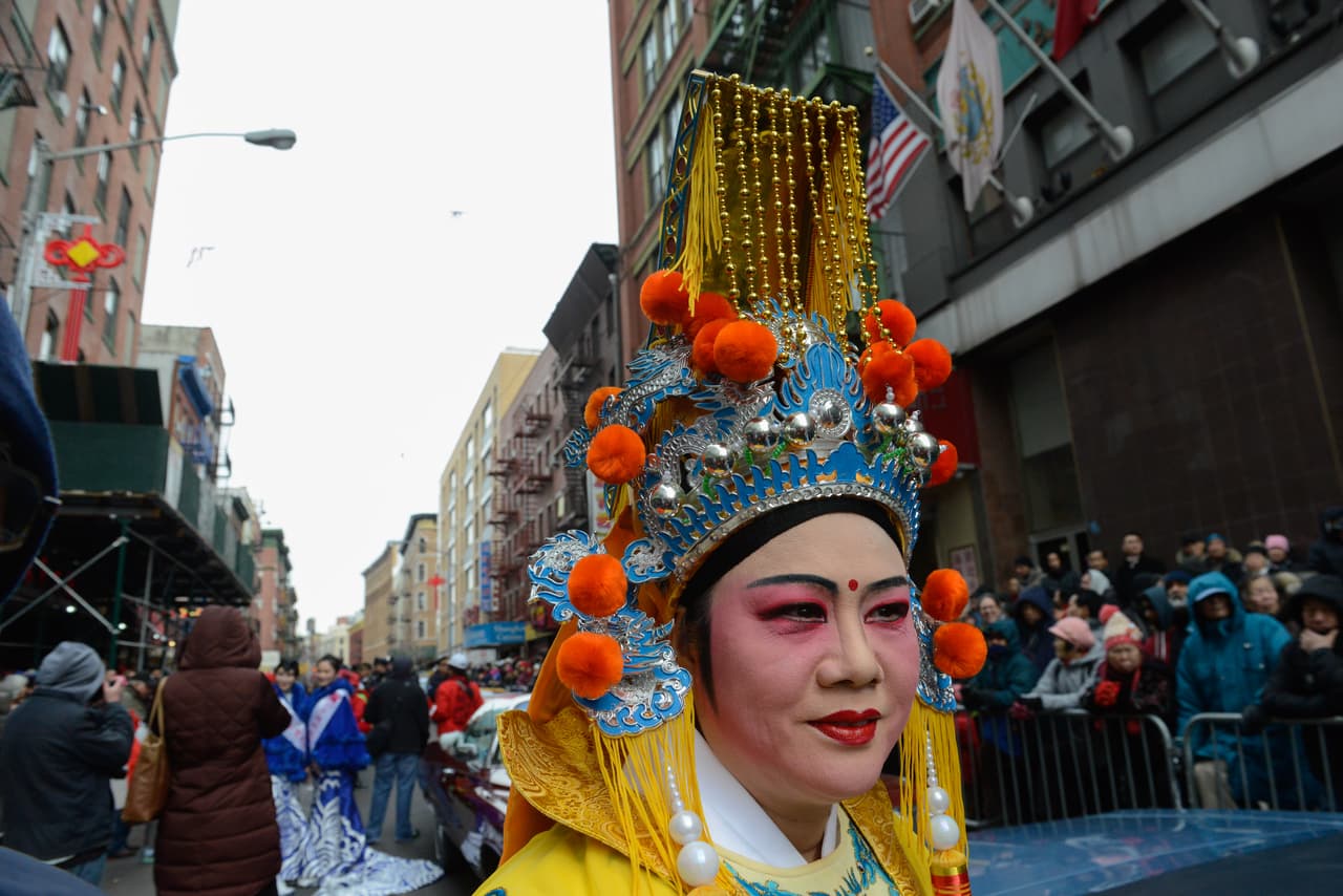 Una persona camina durante el desfile.