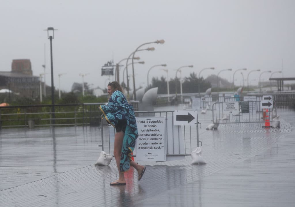 Según el parte de los meteorólogos, a las 5:00 am de este sábado estaba a unas 27 millas (45 kilómetros) al sur de la ciudad de Albany, capital del estado de Nueva York y en las próximas horas se pronostica un movimiento norte-noreste de este fenónemo ya degradado.